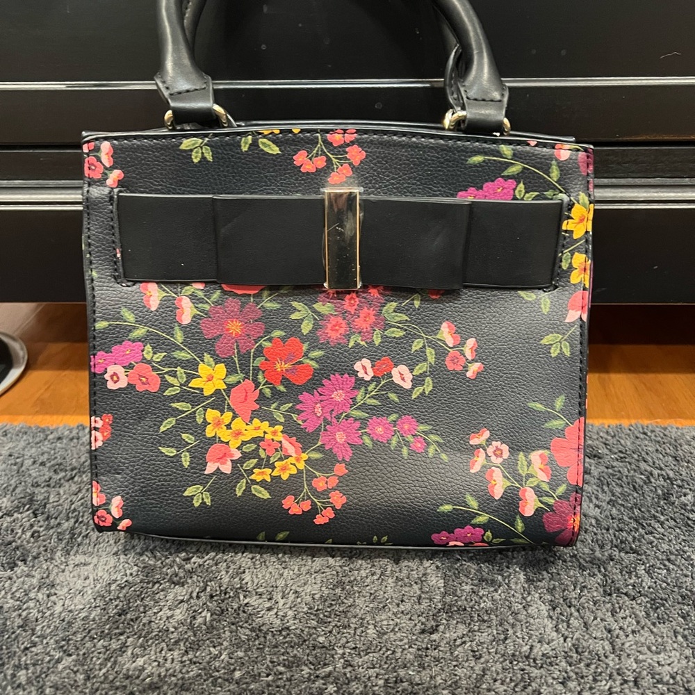 Apt 9 handbag w/ shoulder strap
Never used.